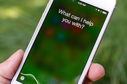 Voice assistant Siri asks if she can help.