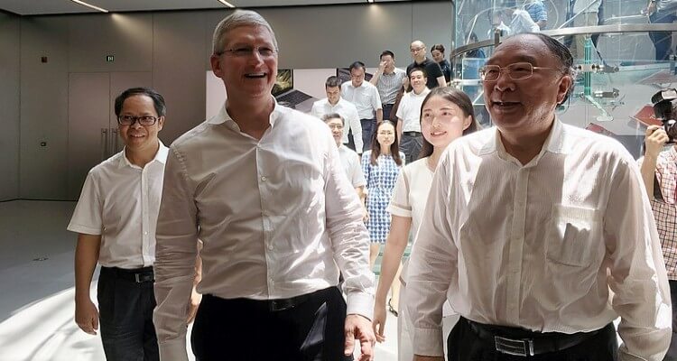 Picture of Tim Cook with Chongqing Mayor Huang in Apple Jiefangbei
