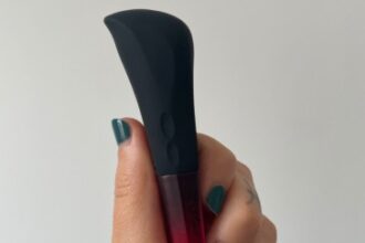 Picture of a femal hands holding AMO Hot Octopuss