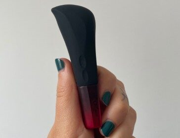 Picture of a femal hands holding AMO Hot Octopuss