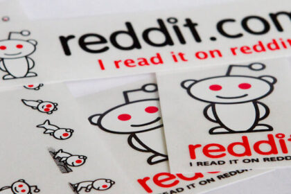 A pile of stickers that have the Reddit logo and says "I read it on reddit".